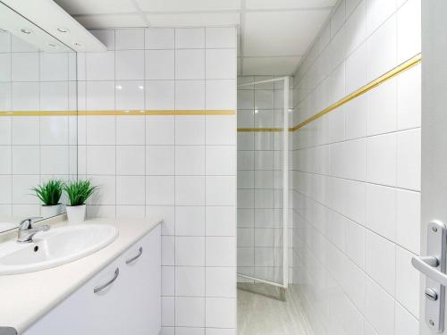 y baño blanco con lavabo y ducha. en Appartement La Mongie, 2 pièces, 6 personnes - FR-1-404-47, en La Mongie
