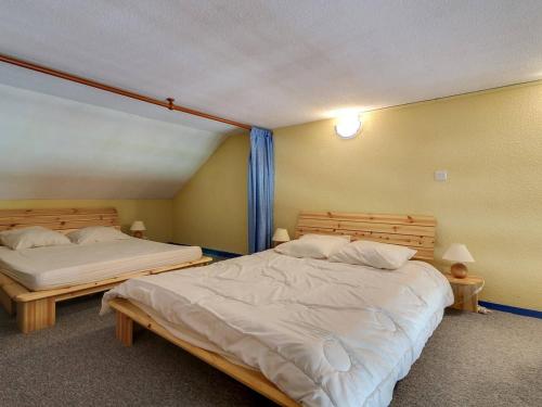 Un dormitorio con dos camas en una habitación. en Duplex 8 pers. à La Mongie, balcon, vue montagnes, proche pistes - FR-1-404-110, en La Mongie