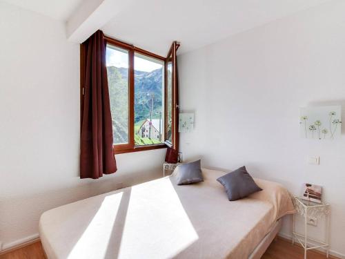 une chambre avec un lit et une fenêtre dans l'établissement Appartement Agréable 6 Pers, 2 Chambres, Centre Station, 80m des Pistes, Équipé et Confortable - FR-1-404-47, à La Mongie