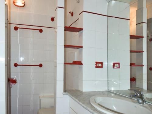 モンジェネヴルにあるAppartement Montgenèvre, 2 pièces, 5 personnes - FR-1-266-101のバスルーム(洗面台、ガラス張りのシャワー付)