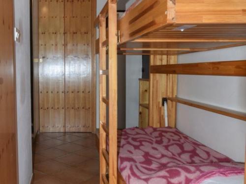 een slaapkamer met 2 stapelbedden in een huis bij Appartement Montgenèvre, 2 pièces, 5 personnes - FR-1-266-101 in Montgenèvre