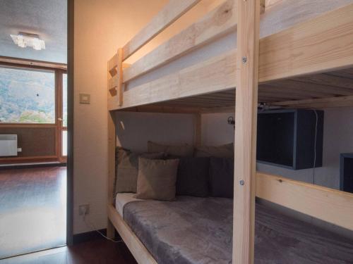 サン・ラリー・スランにあるAppartement Saint-Lary-Soulan, 2 pièces, 4 personnes - FR-1-296-239のテレビ付きの客室の二段ベッド1台、家の中の二段ベッド1台を利用します。