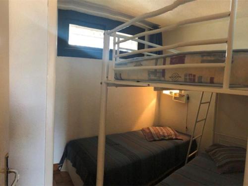 une chambre avec deux lits superposés dans une pièce dans l'établissement Appartement T2 avec Piscine et Parking Privé, à 300m de la Plage - Argelès-sur-Mer - FR-1-388-11, à Argelès-sur-Mer