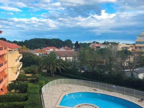 - une vue sur la piscine depuis un bâtiment dans l'établissement Appartement T2 avec Piscine et Parking Privé, à 300m de la Plage - Argelès-sur-Mer - FR-1-388-11, à Argelès-sur-Mer