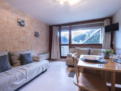 un salon avec un canapé et une table dans l'établissement Appartement cosy proche centre, navette et téléphérique - FR-1-296-246, à Saint-Lary-Soulan