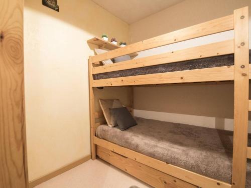 une chambre avec deux lits superposés dans une pièce dans l'établissement Appartement cosy proche centre, navette et téléphérique - FR-1-296-246, à Saint-Lary-Soulan
