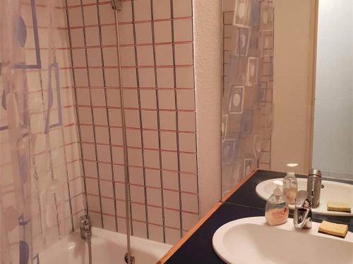 une salle de bain avec deux lavabos et une douche dans l'établissement Argelès-sur-Mer, T2 + Cabine, 6 pers., plage à 100m, parking, ascenseur - FR-1-388-19, à Argelès-sur-Mer