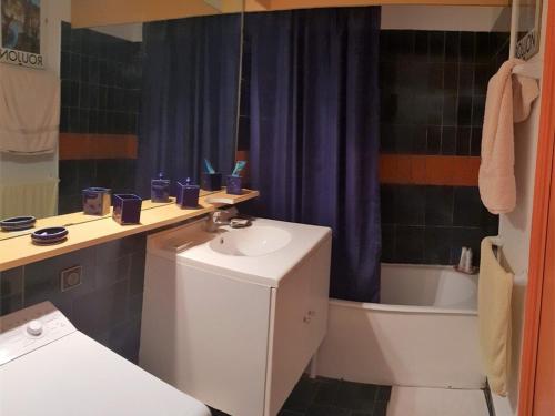 a bathroom with a sink and a toilet and a tub at Appartement T2 en bord de mer - Terrasse - Parking - Argelès-sur-Mer - FR-1-388-31 in Argelès-sur-Mer