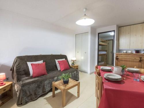 un salon avec un canapé et une table dans l'établissement Studio Près Téléphérique avec Navette Gratuite et Garage Privé à Saint-Lary-Soulan - FR-1-296-240, à Saint-Lary-Soulan