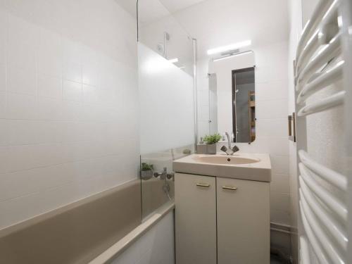 une salle de bain blanche avec un lavabo et une douche dans l'établissement Studio Près Téléphérique avec Navette Gratuite et Garage Privé à Saint-Lary-Soulan - FR-1-296-240, à Saint-Lary-Soulan