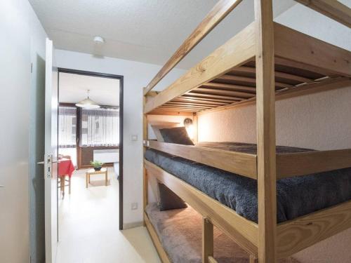 une chambre avec un lit superposé dans une pièce dans l'établissement Studio Près Téléphérique avec Navette Gratuite et Garage Privé à Saint-Lary-Soulan - FR-1-296-240, à Saint-Lary-Soulan