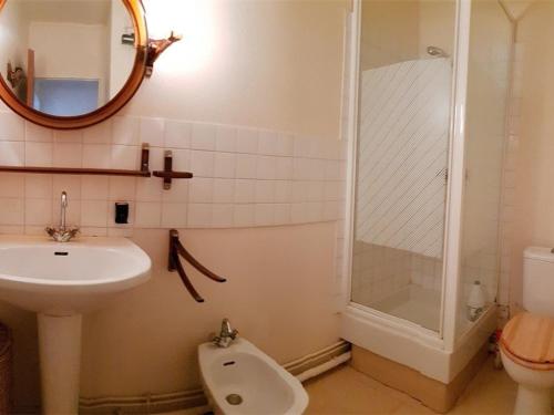 une salle de bain avec un lavabo, une douche et des toilettes dans l'établissement Appartement T2 à 200m de la plage avec terrasse, parking, 5 couchages - Argelès-sur-Mer - FR-1-388-126, à Argelès-sur-Mer