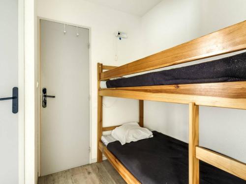 a bedroom with two bunk beds and a door at Appartement Barèges, 2 pièces, 6 personnes - FR-1-403-6 in Barèges