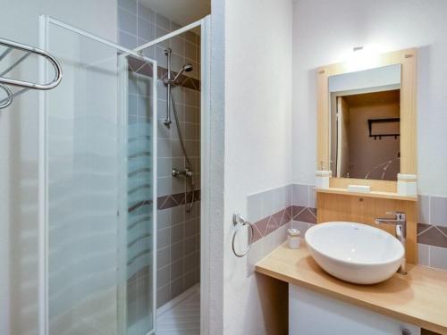 une salle de bain avec un lavabo et une douche dans l'établissement Appartement cosy 6 pers avec wifi, parking et balcon à Barèges - FR-1-403-76, à Barèges