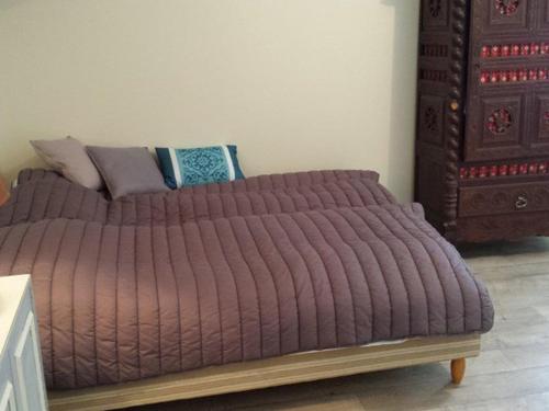スーストンにあるVilla Soustons, 5 pièces, 8 personnes - FR-1-379-79の- ベッドルーム内のベッド(紫色の掛け布団付)