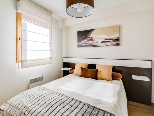 une chambre avec un lit avec une grande fenêtre dans l'établissement Appartement cosy 6 pers avec wifi, parking et balcon à Barèges - FR-1-403-76, à Barèges