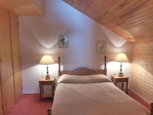- une chambre avec un lit et deux lampes sur les tables dans l'établissement Appartement 2 pièces + cabine pour 6 pers, Méribel Altiport, pied des pistes et golf, parking inclus - FR-1-411-9, à Les Allues