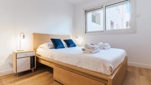- une chambre avec un lit et des serviettes dans l'établissement Magnifique appartement à Boulogne, à Boulogne-Billancourt