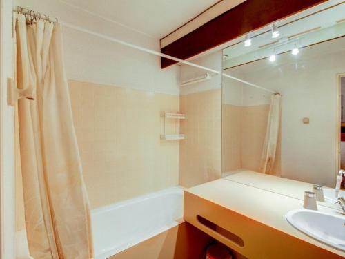 une salle de bain avec une baignoire, un lavabo et une douche dans l'établissement Studio cabine 6 personnes avec balcon à La Mongie, près des pistes - FR-1-404-72, à La Mongie