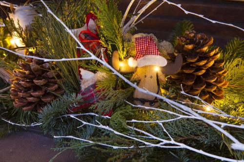 a christmas tree decorated with pine cones and a gnome at Restaurant A l'Aigle in Wimmenau