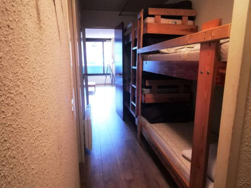 Cette chambre dispose d'un couloir avec des lits superposés. dans l'établissement Studio cabine 6 personnes avec balcon à La Mongie, près des pistes - FR-1-404-72, à La Mongie