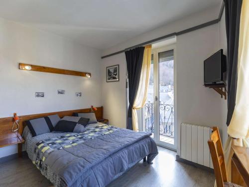 - une chambre avec un lit et un balcon avec une télévision dans l'établissement Cauterets: Apt 2 Chambres, Balcon, WIFI - FR-1-401-26, à Cauterets