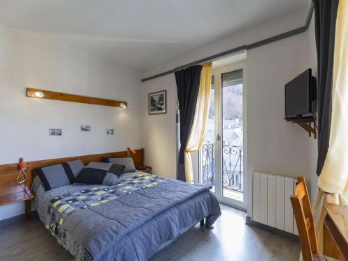 - une chambre avec un lit et un balcon avec une télévision dans l'établissement Appartement Cauterets, 3 pièces, 4 personnes - FR-1-401-26, à Cauterets