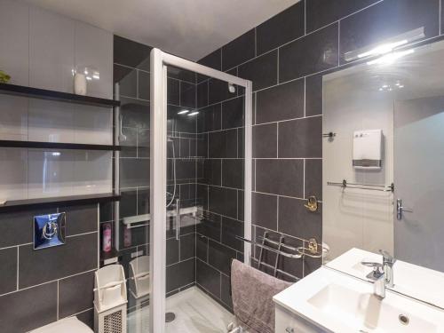 La salle de bains est pourvue de toilettes, d'un lavabo et d'une douche. dans l'établissement Appartement Cauterets, 3 pièces, 4 personnes - FR-1-401-26, à Cauterets