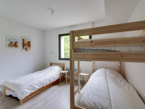 1 Schlafzimmer mit 2 Etagenbetten und einem Fenster in der Unterkunft Appartement La Mongie, 3 pièces, 8 personnes - FR-1-404-74 in La Mongie
