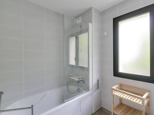 ein weißes Bad mit einer Dusche und einem Fenster in der Unterkunft Appartement La Mongie, 3 pièces, 8 personnes - FR-1-404-74 in La Mongie