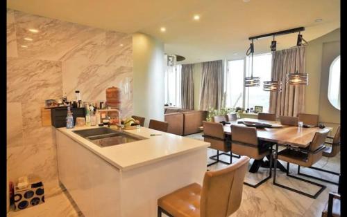 kuchnia i salon ze stołem i krzesłami w obiekcie Luxury and beautiful apartment with unique skyview w Brukseli