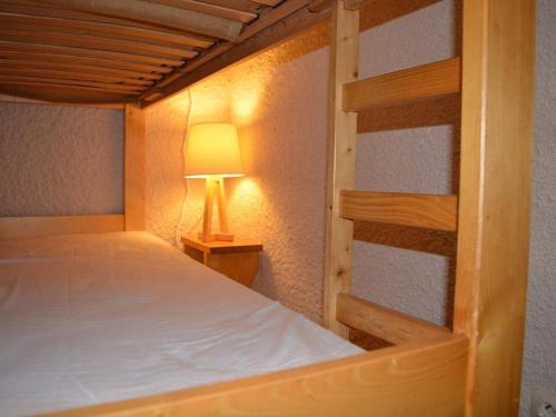 een slaapkamer met een stapelbed en een lamp bij Appartement Le Grand-Bornand, 1 pièce, 4 personnes - FR-1-241-185 in Le Grand-Bornand