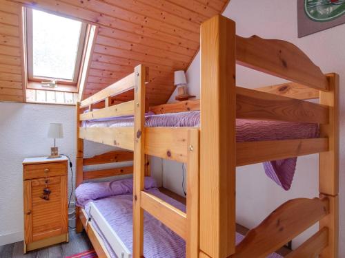 una camera da letto con due letti a castello in una cabina di Chalet en duplex à Cauterets, 2 chambres, 7 pers., terrasse, près des remontées, parking inclus - FR-1-401-6 a Cauterets