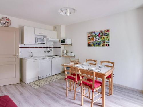 une cuisine avec une table et des chaises dans une pièce dans l'établissement Chalet Duplex 4 Pers. avec Parking, Proche Télécabine et Commerces, Ski à 1700m - FR-1-401-39, à Cauterets