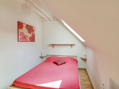 Cama roja en una habitación con escalera en Maison Cauterets, 3 pièces, 5 personnes - FR-1-401-39, en Cauterets