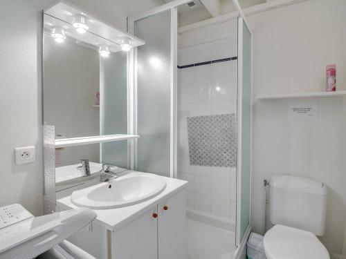 uma casa de banho branca com um lavatório e um WC em Maison Cauterets, 3 pièces, 5 personnes - FR-1-401-39 em Cauterets
