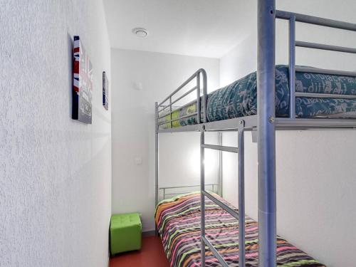 une chambre avec deux lits superposés dans une pièce dans l'établissement Appartement T2 avec coin nuit, face télécabine, 4 pers, plein centre, Cauterets - FR-1-401-7, à Cauterets