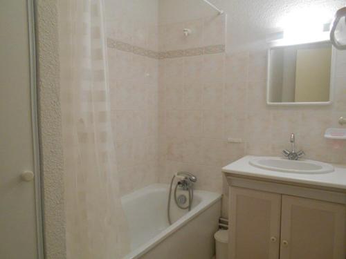 une salle de bain avec une baignoire, un lavabo et des toilettes dans l'établissement Duplex 3 pièces avec balcon, parking et proximité télécabine à Cauterets - FR-1-401-50, à Cauterets