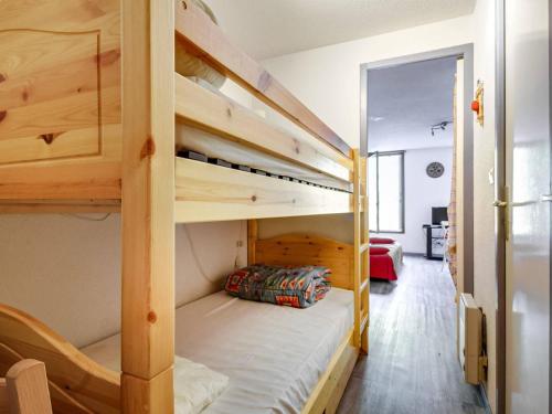 Un dormitorio con dos literas en una habitación. en Studio cabine 6 pers, idéal montagne, ascenseur, ski, parking, animaux admis - FR-1-403-12, en Barèges