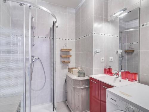 Ένα μπάνιο στο Cauterets : Appartement cosy 4 pers, centre-ville, proche télécabine, parking ski inclus. - FR-1-401-16