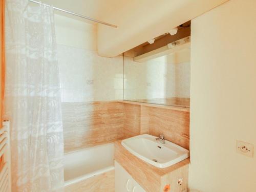 une salle de bains avec lavabo et baignoire dans l'établissement Studio 4 pers avec balcon, centre-ville, proche télécabine, idéal famille – Cauterets - FR-1-401-53, à Cauterets