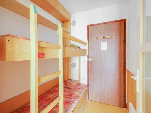 Cette chambre dispose de lits superposés avec 2 lits superposés et une porte. dans l'établissement Studio 4 pers avec balcon, centre-ville, proche télécabine, idéal famille – Cauterets - FR-1-401-53, à Cauterets