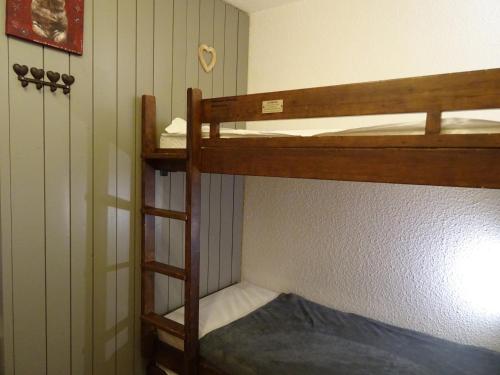 une chambre avec deux lits superposés dans une pièce dans l'établissement Studio pour 4 pers., skis aux pieds, proche commerces - FR-1-411-65, à Arc 1800