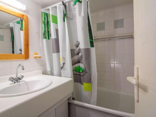 ein Bad mit einem Waschbecken und einer Dusche in der Unterkunft Appartement Barèges, 2 pièces, 4 personnes - FR-1-403-21 in Barèges