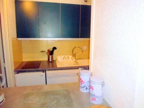 une petite cuisine avec un évier et un comptoir dans l'établissement Studio 5 pers avec lave-vaisselle, lave-linge, balcon, proche pistes - Centre station La Mongie - FR-1-404-105, à La Mongie