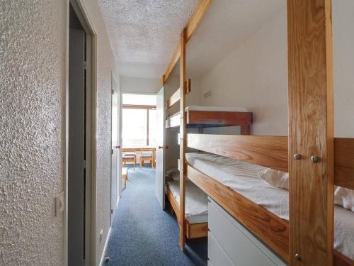 Cette chambre comprend 2 lits superposés et un couloir. dans l'établissement Studio 5 pers avec lave-vaisselle, lave-linge, balcon, proche pistes - Centre station La Mongie - FR-1-404-105, à La Mongie