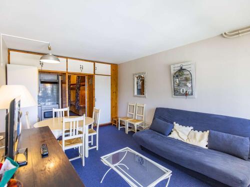 un salon avec un canapé bleu et une table dans l'établissement Studio 6 pers avec balcon à Gourette, bien équipé - FR-1-400-42, à Gourette
