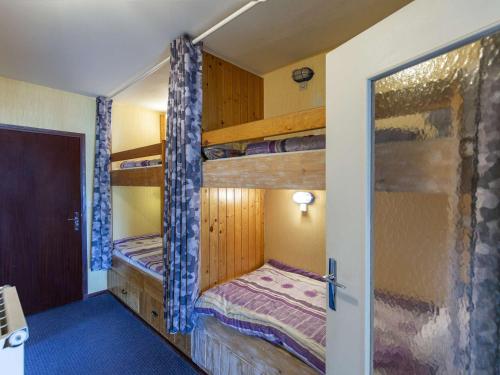 מיטה או מיטות קומותיים בחדר ב-Studio Gourette, 1 pièce, 6 personnes - FR-1-400-42
