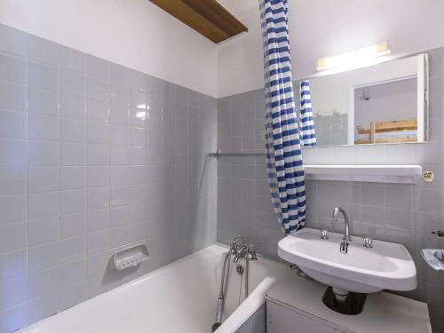 a bathroom with a sink and a bath tub with a sink at Studio cosy pour 4 personnes à 150m des pistes - Gourette - FR-1-400-43 in Gourette