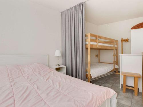 ein Schlafzimmer mit einem Bett und einem Etagenbett in der Unterkunft Studio Gourette, 1 pièce, 4 personnes - FR-1-400-49 in Gourette